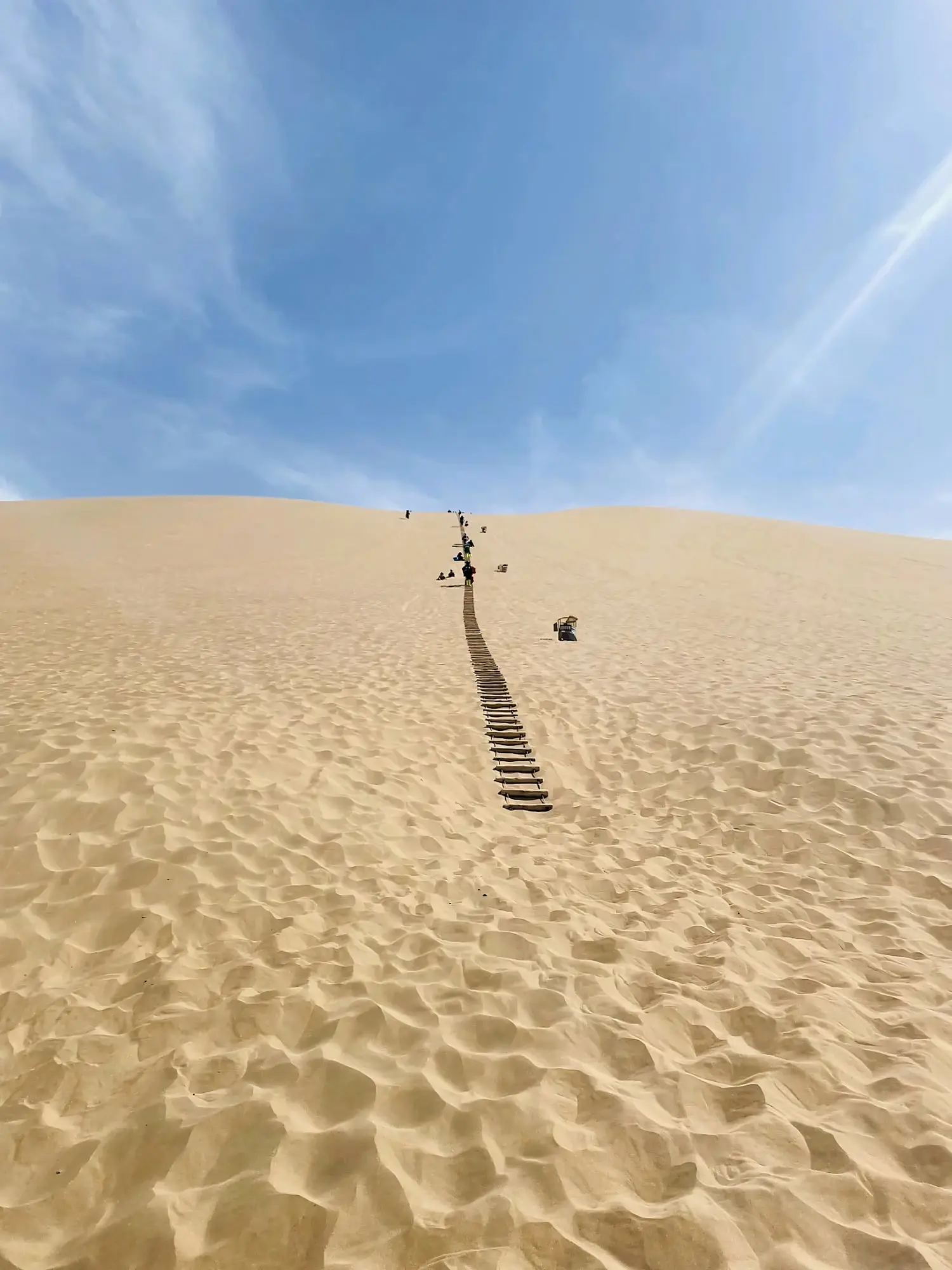Dunhuang Crescent Spring for a Silk Road to Xinjiang route