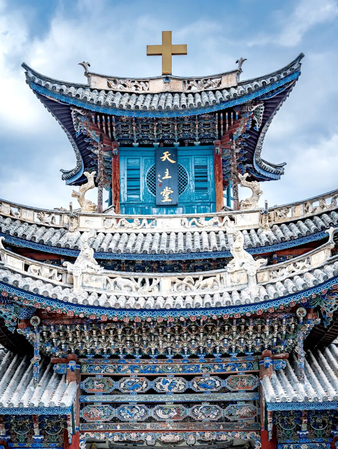Wuhua Tower in Dali old town for the Yunnan Dali Lijiang route