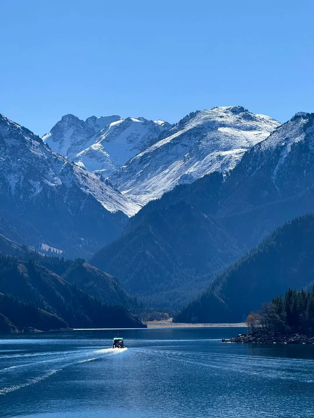 Snow mountain and alpine lake scenery for the slow Yunnan 10-day route