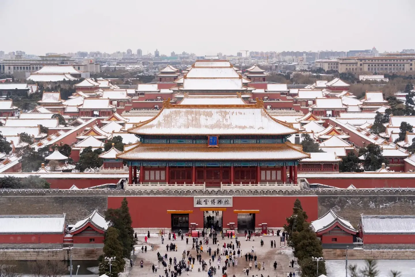北京、西安、张家界和上海的12天中国首条路线 北京抵达:接机入住。若航班到得早,可在酒店周边或前门一带轻松用餐和散步。不要把落地日做成正式观光日,后面还有张家界山地段需要体力。 material-library route evidence